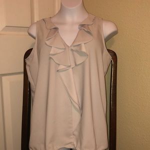 🌺 Ann Taylor Ruffled top 🌺